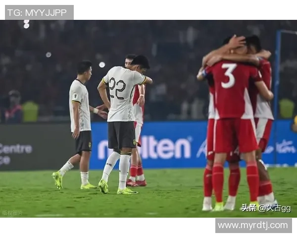 足球明星化身老者卧底街头挑战年轻球员技艺 引发热议